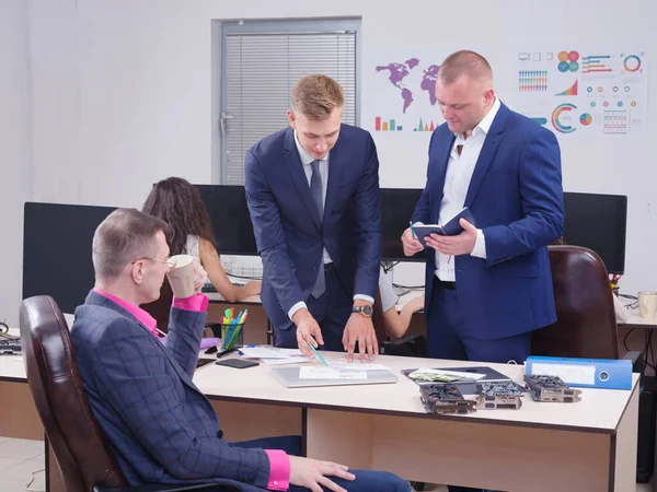 Genç meslektaşları çalışma office, Discussion.Cript para birimi.