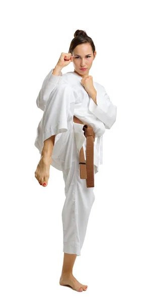 Młoda dziewczyna w pozie karate. Na białym tle. — Zdjęcie stockowe