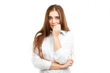 Akan ile güzel bir genç kız portre saç. Beyaz arka plan üzerinde izole.