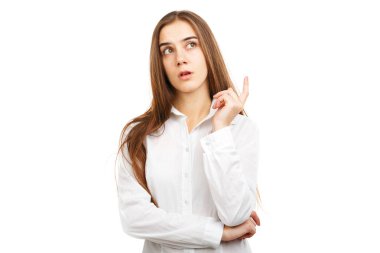 Bir fikir geldi beyaz bir arka plan üzerinde genç bir kız portresi. Beyaz arka plan üzerinde izole.