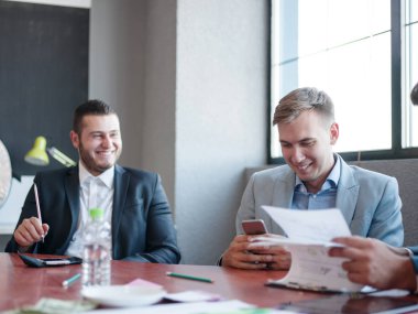 Bir takım içinde çalışma iş danışmanları. Genç işçilerin şirket toplantı odasına bir toplantıda bir grup. İş kavramı.