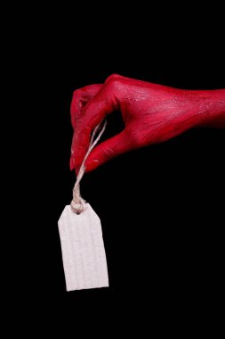 İnsan eli kırmızıyla boyalı siyah bir arka plan üzerinde poz olan.