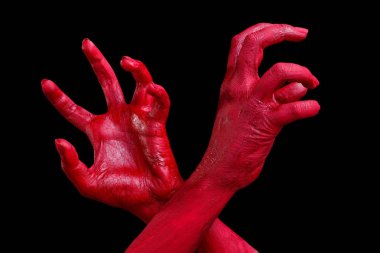 İnsan eli kırmızıyla boyalı siyah bir arka plan üzerinde poz olan.