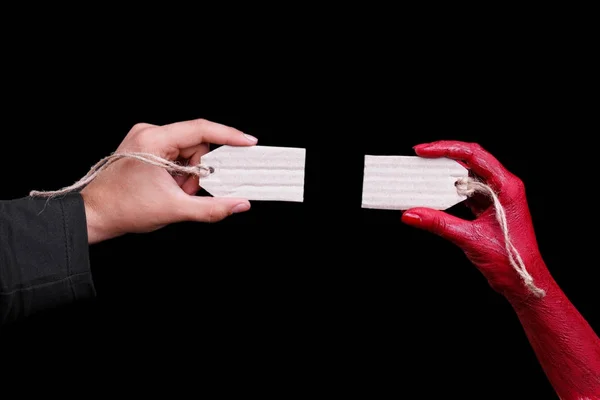 Ανθρώπινα χέρια βαμμένο σε κόκκινο παρουσιάζουν σε μαύρο φόντο. Απόκριες έννοια. — Φωτογραφία Αρχείου