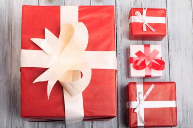 Yaratıcı hobi. Hediye kutusu beyaz bir kurdele ile. Yakın çekim