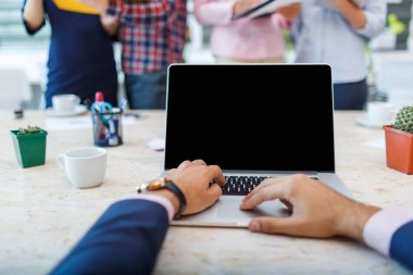 Ofis çalışanları bir grup arka plan üzerinde ilk kişi dizüstü
