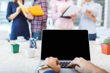 Ofis çalışanları bir grup arka plan üzerinde ilk kişi dizüstü