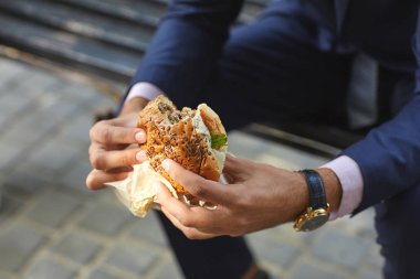 Yakın çekim bir parkta bir işadamı Öğle Yemeği