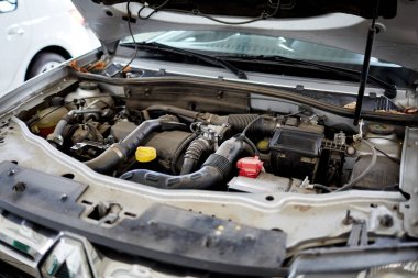 Araba parçaları altında açık hood yakın çekim