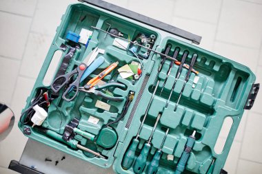 Mekanik tarafından kullanılan bir kutu içinde araçlar kümesi