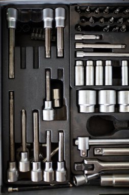 Mekanik tarafından kullanılan bir kutu içinde araçlar kümesi