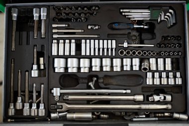 Mekanik tarafından kullanılan bir kutu içinde araçlar kümesi