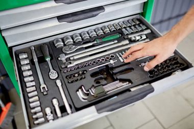 Bir kutu araçları ile arka plan üzerinde el