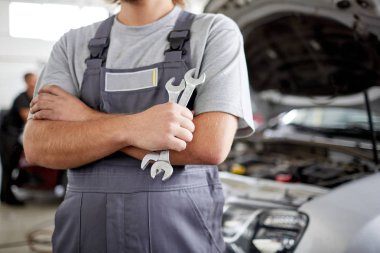 Mekanik araçlarla açık kapağın arka plan üzerinde