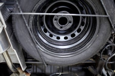 Stepne makinenin altındaki