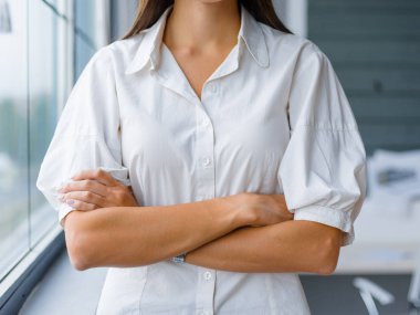 Geçiş bir kadın ofis Close-Up bulanık bir arka plan üzerinde eller. İstihdam kavramı.