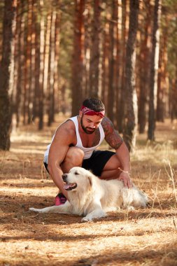 Yakışıklı genç bir labrador ormandaki açık havada ile.
