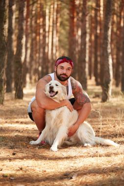 Yakışıklı genç bir labrador ormandaki açık havada ile.