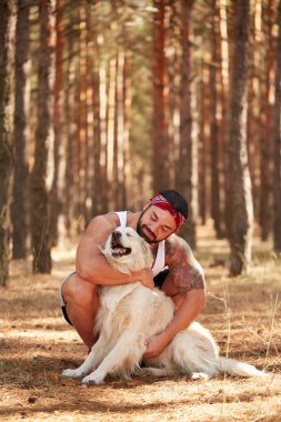 Yakışıklı genç bir labrador ormandaki açık havada ile.