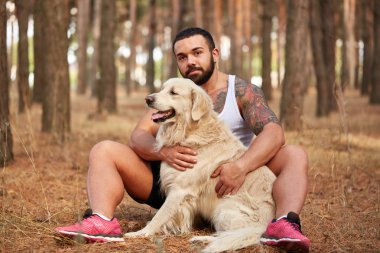 Yakışıklı genç bir labrador ormandaki açık havada ile.