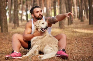 Yakışıklı genç bir labrador ormandaki açık havada ile.