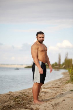 Mutlu labrador zevk sahibi ile sahilde oynarken.