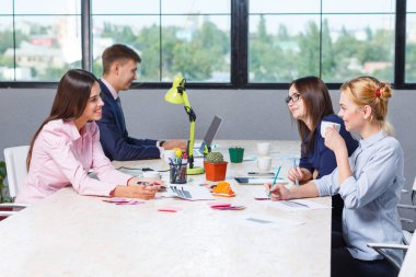 Ofis çalışanları bir grup masa başında oturmak