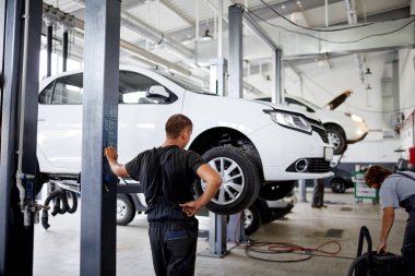 Arabalar, araba servisi araba asansörde ortaya çıkar.