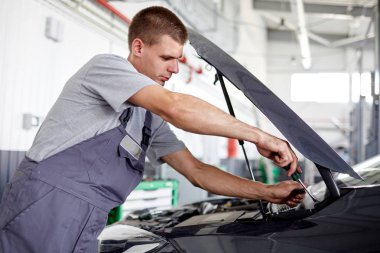 Başlık altında araba mekanik onarım yakın çekim