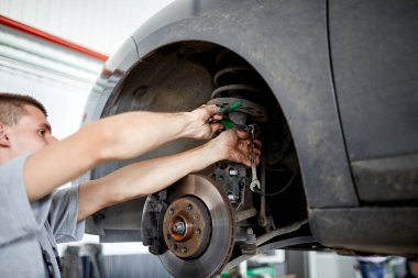 Mekanik frenler kırdı makinesinde onarır