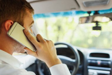 Pahalı bir araba sürüş iş elbiseli çekici şık yakışıklı.