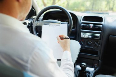 Pahalı bir araba sürüş iş elbiseli çekici şık yakışıklı.