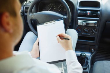 Pahalı bir araba sürüş iş elbiseli çekici şık yakışıklı.