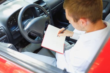 Pahalı bir araba sürüş iş elbiseli çekici şık yakışıklı.