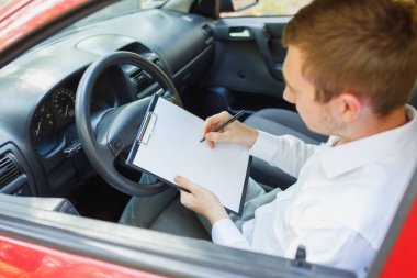 Pahalı bir araba sürüş iş elbiseli çekici şık yakışıklı.