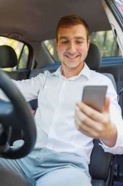 Pahalı bir araba sürüş iş elbiseli çekici şık yakışıklı.