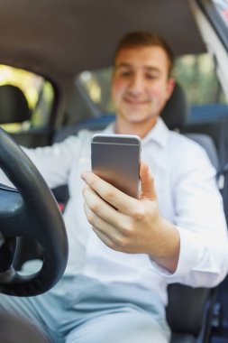 Pahalı bir araba sürüş iş elbiseli çekici şık yakışıklı.