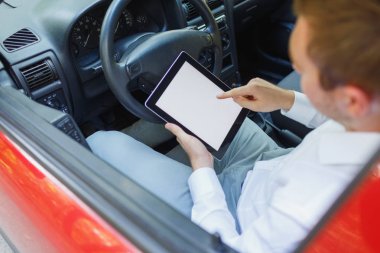 Pahalı bir araba sürüş iş elbiseli çekici şık yakışıklı.