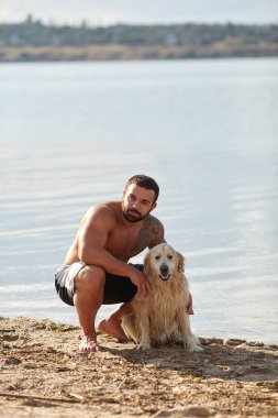 Bir adam ile bir köpek Nehri üzerinde yürüyor