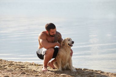 Bir adam ile bir köpek Nehri üzerinde yürüyor