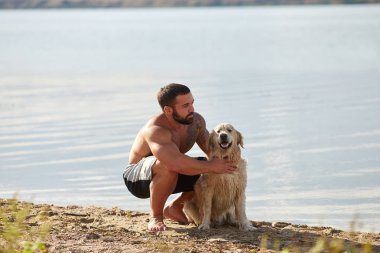 Bir adam ile bir köpek Nehri üzerinde yürüyor