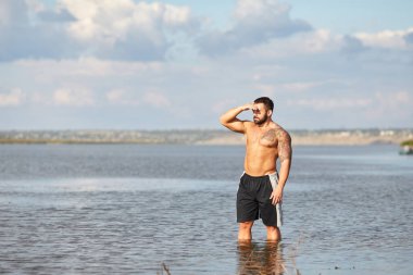 Adam suya, nutku mesafe içine bakıyor