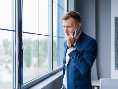 Office arka plan bir telefonda konuşurken executive iş adamı. İletişim kavramı. Kopya alanı.