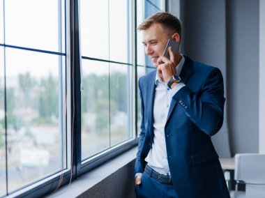 Office arka plan bir telefonda konuşurken executive iş adamı. İletişim kavramı. Kopya alanı.
