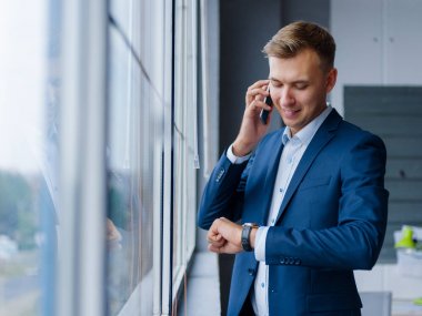 Office arka plan bir telefonda konuşurken executive iş adamı. İletişim kavramı. Kopya alanı.