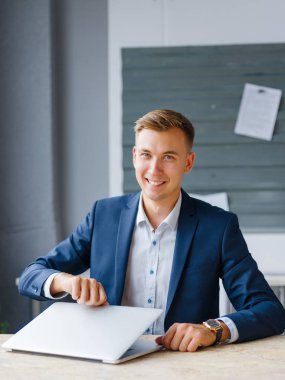 Bir dizüstü bilgisayarda office arka plan kapanış mutlu iş adamı. Elektronik kavramı. Kopya alanı.