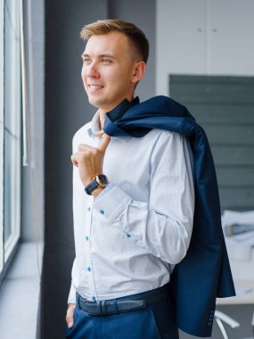 Yakışıklı genç bir şık office Suite üzerinde arka plan bulanık. Resmi kıyafeti concep