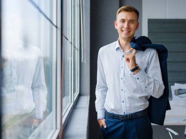 Yakışıklı genç bir şık office Suite üzerinde arka plan bulanık. Resmi kıyafeti concep