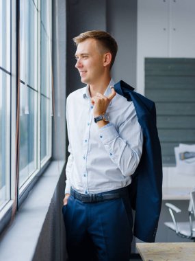 Yakışıklı genç bir şık office Suite üzerinde arka plan bulanık. Resmi kıyafeti concep