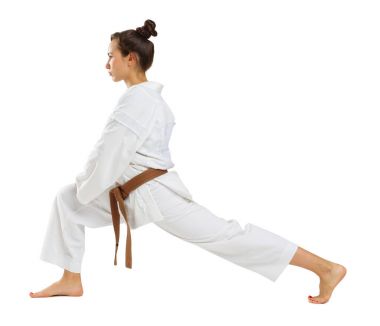 Kız karate izole beyaz arka plan üzerinde üniforma